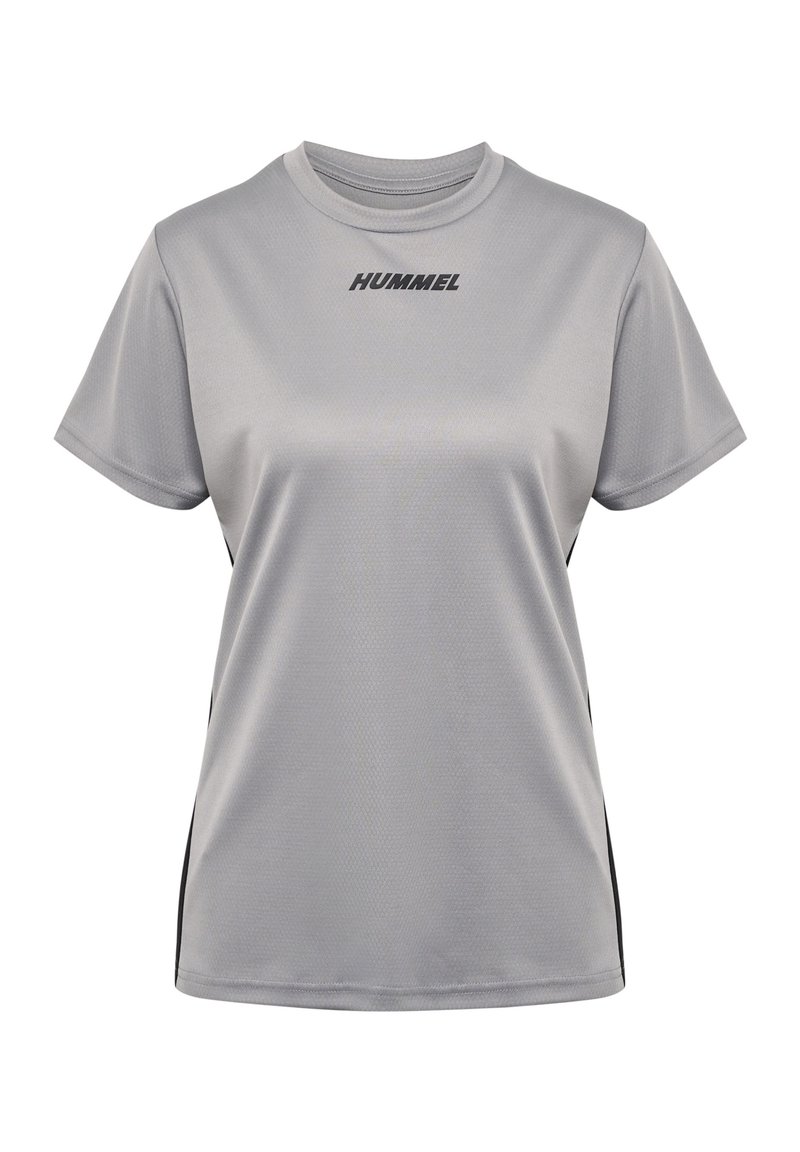 Grå atletisk t-shirt lavet af åndbart stof. Har rund hals og korte ærmer. Sort logo på brystet med sorte sideakcenter.
