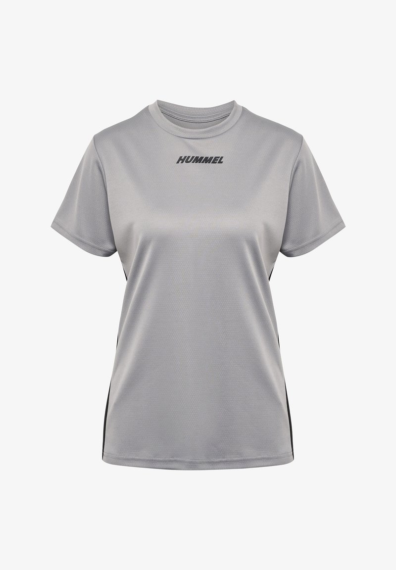 Grå atletisk t-shirt lavet af åndbart stof. Har rund hals og korte ærmer. Sort logo på brystet med sorte sideakcenter.