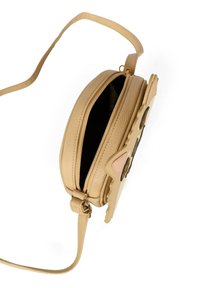 Borsa a tracolla rotonda beige in pelle sintetica testurizzata, con chiusura a zip e dettagli giocosi in rosa e nero. Include una tracolla regolabile.