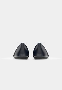 Námorné kožené balerínky s elegantným, špicatým dizajnom; hladký povrch; minimalistická, nízkoprofilová čierna gumová podrážka; prešité detaily na päte.