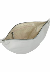 Estuche de cuero blanco con cremallera abierto para mostrar el forro interior beige con un pequeño bolsillo con cremallera y el texto repetido "HARBOUR 2ND".