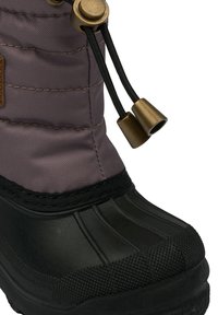 Botte isolante violette avec une semelle extérieure en caoutchouc noir, un bout arrondi, une surface texturée et des détails de fermeture à lacets ajustables.