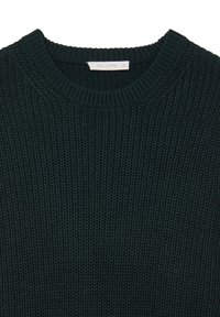 Dunkelgrüner gestrickter Pullover mit gerippter Textur und Rundhalsausschnitt. Das Etikett trägt die Aufschrift "CALLIOPE" in Weiß, Größe L.