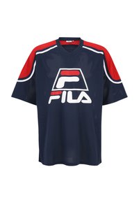 Granatowa siateczkowa koszulka z czerwonymi akcentami i białym logo FILA. Posiada dekolt w serek i krótkie rękawy. Zauważalna perforowana tekstura.
