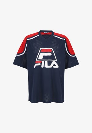 Jersey de malla azul marino con acentos rojos y logotipo blanco de FILA. Presenta un cuello en V y mangas cortas. Textura perforada notable.