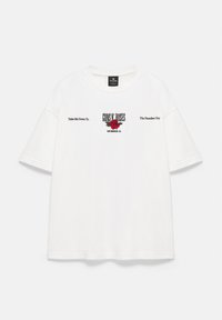 T-shirt blanc à manches courtes avec le logo Guns N’ Roses, motif de roses rouges et texte "Take Me Down To The Paradise City" sur la poitrine.