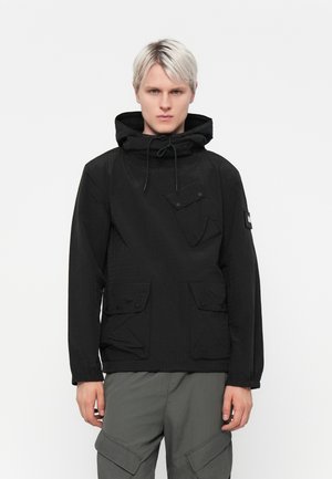 Sort pullover-jakke med hætte, der har flere forreste lommer, et tekstureret stof og en snøre lukning til justering.