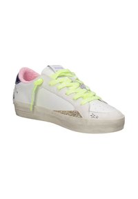 Sneaker bianco con lacci verde neon, interno imbottito rosa e dettaglio glitterato sul lato. Presenta design a stella sulla tomaia.