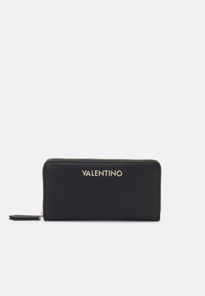 Carteira de couro preta com o logótipo dourado "VALENTINO". Apresenta um fecho de zíper e uma superfície texturizada. Forma retangular compacta.
