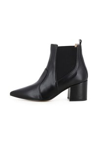 Stivale alla caviglia in pelle nera con punta appuntita, pannelli elastici laterali e tacco spesso. Texture liscia con un design elegante.