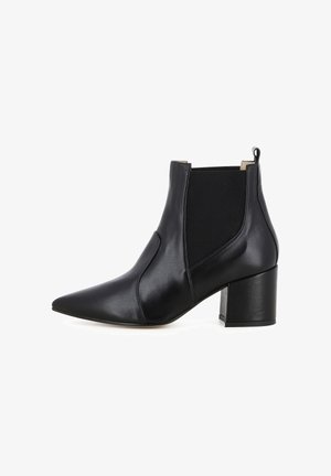 Schwarze Lederknöchelboots mit spitzer Zehenpartie, elastischen Seitenpanelen und einem klobigen Absatz. Glatte Textur mit einem eleganten Design.
