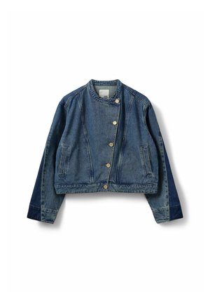 Jeansjacke, dunkelblau, kurzes Design, runder Ausschnitt, drei vordere Knöpfe, zwei seitliche Taschen, sichtbare Nähte, leicht ausgeblaste Textur.
