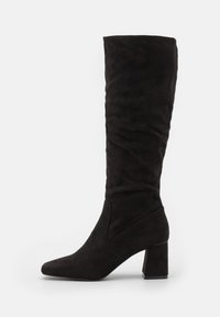 Schwarze Wildlederstiefel bis zum Knie mit einem lässigen Design und quadratischem Absatz. Sie verfügen über eine spitze Zehenform und eine durchgehend glatte Textur.