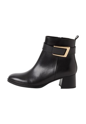 Schwarzer Leder-Knöchelstiefel mit niedrigem Blockabsatz und einem dekorativen goldenen Schnallengurt um den oberen Knöchel.