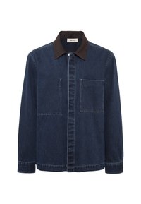 Dunkelblaue Jeansjacke mit braunem Kragen, Reißverschluss vorne, zwei Brusttaschen und strukturierter Silhouette. Texturierter Stoff mit sichtbaren Nähten.