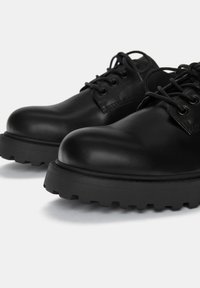 PULL&BEAR Obutev z vezalkami - black