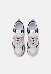 Paire de baskets blanches, noires, roses et beiges avec lacets, tissu en mesh et logos de marque sur la languette, vues de dessus sur fond blanc.