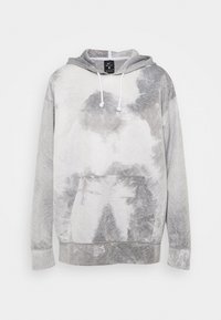 Jasnoszara bluza z kapturem w wzór tie-dye w ciemniejszym odcieniu szarości, z kieszenią kangurką, regulowanym kapturem na sznurku oraz ściągaczami przy mankietach.