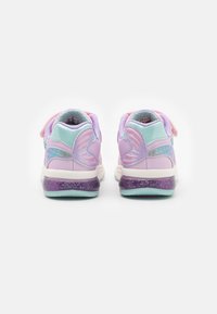 Pasteļa purpursarkani sporta apavi ar zaļiem akcentiem, teksturēta aizmugure, smalks mermaid zvīņu raksts, balti zoli ar purpursarkaniem plankumiem. Divas Velcro jostas.