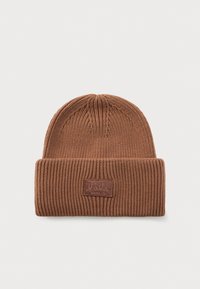 Căciulă tricotată din bumbac, de culoare maro, cu model în nervuri, cu tiv pliat și un mic patch rectangular cu logo pe centrul din față.