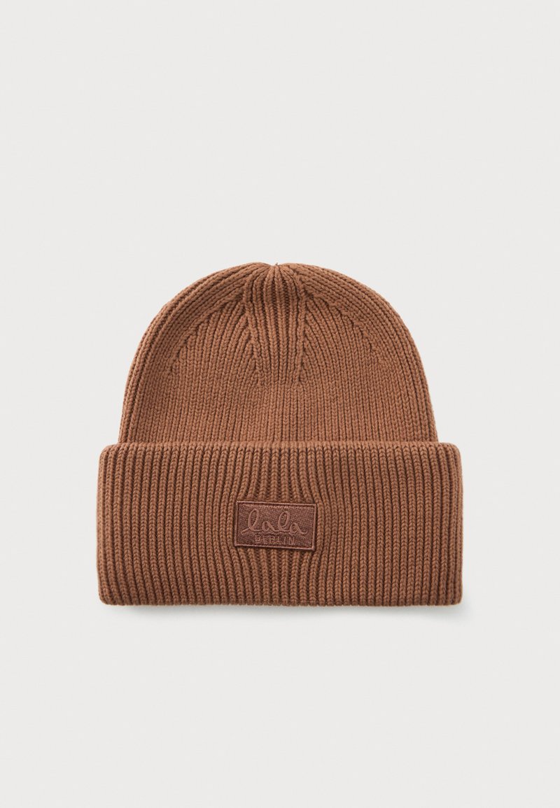 Căciulă tricotată din bumbac, de culoare maro, cu model în nervuri, cu tiv pliat și un mic patch rectangular cu logo pe centrul din față.