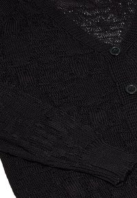 Cardigan negru tricotat, cu un model texturat, design în formă de V și trei butoane. Materialul pare moale, cu o țesătură lejeră.