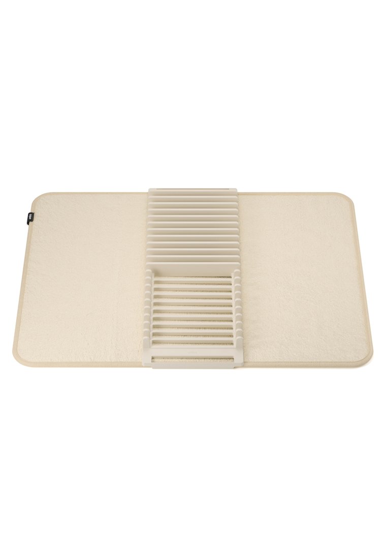 Beige Abtropfmatte mit einer strukturierten Oberfläche und einem zentralen, erhöhten Rack zum Halten von Geschirr. Die Ränder sind genäht für Langlebigkeit.