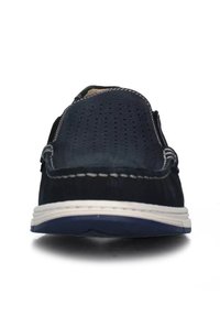 Scarpa slip-on navy con tomaia perforata, cuciture bianche a contrasto e suola in gomma azzurro chiaro per una migliore aderenza.