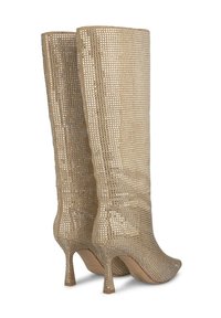 Stivali metallici oro fino al ginocchio con motivo in rete, punta affusolata e tacco a stiletto. Presentano un esterno testurizzato e una silhouette elegante.