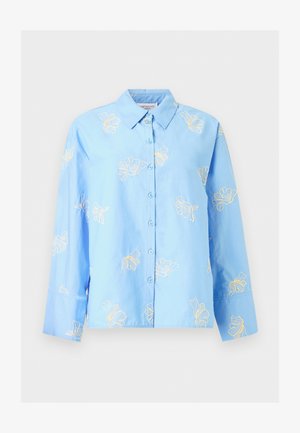 Gaisma zila garām piedurknēm krekls ar apkakli un pogām, dzeltena ziedu izšuvumi izkaisīti priekšpusē un piedurknēs.