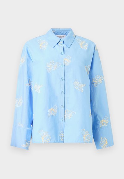 Φωτεινό γαλάζιο πουκάμισο με μακριά μανίκια, κουμπιά και γιακά, με κίτρινη κεντητή floral διακόσμηση διασκορπισμένη στο μπροστινό μέρος και στα μανίκια.