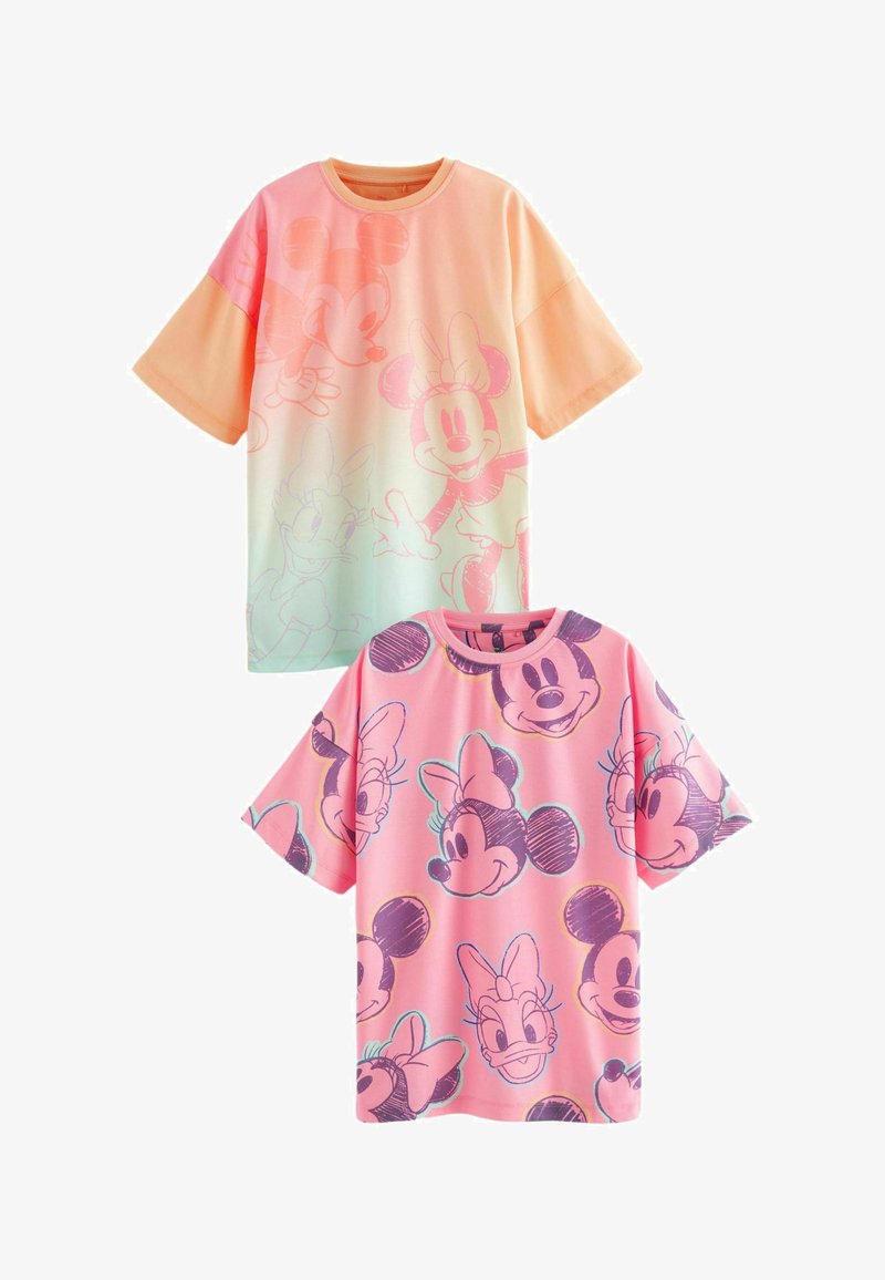 T-shirt grafiche con personaggi Disney. La maglietta in alto è di un gradiente da arancione a rosa con design contornati. La maglietta in basso ha uno sfondo rosa acceso con stampe ripetute dei personaggi.