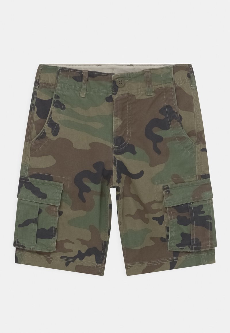 Shorts cargo camouflage avec fermeture à boutons à l'avant, passants pour ceinture, poches latérales et poches à rabat sur chaque jambe.