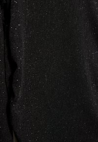 Črno blago z teksturirano površino, na kateri so enakomerno razporejeni bleščeči srebrni delci.