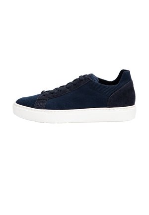 Low-top sneaker in marineblauw met gestructureerde stof, suède accenten, zwarte veters en een dikke witte rubberen zool, schuin naar links op een witte achtergrond.