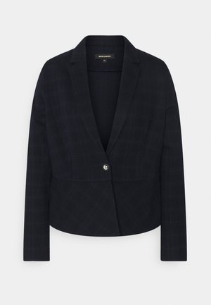 Blazer en tartan marine avec une fermeture à un bouton, des revers crantés et des manches longues. Il présente une coupe ajustée et un design structuré.