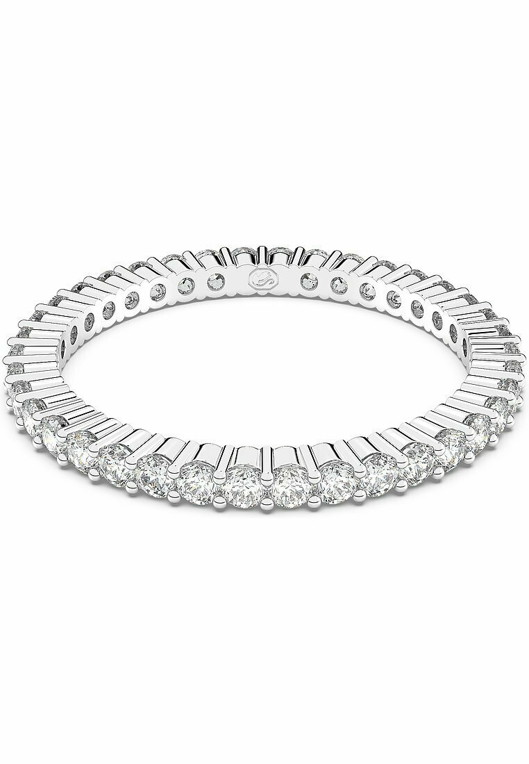 Bague en or blanc arborant une rangée continue de diamants ronds taille brillante sertis dans un canal avec des accents métalliques texturés.