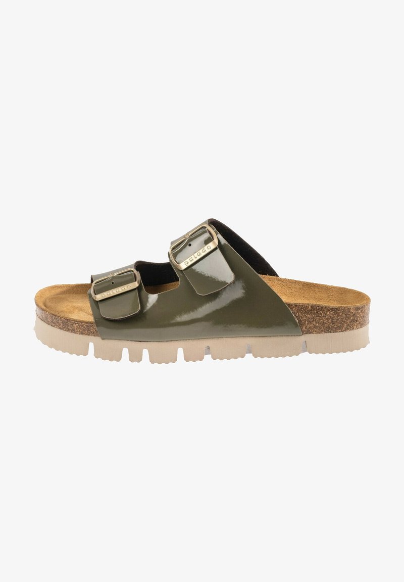 Sandale slip-on en cuir verni vert olive, deux boucles dorées ajustables, semelle intérieure en liège et semelle extérieure épaisse crantée écrue.