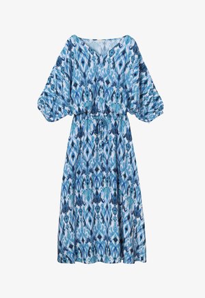 Sininen kuvioitu mekko, jossa on löysät, puffimaiset hihat ja kapea vyötärö. Mekossa on geometrinen kuvio erilaisissa sinisen ja turkoosin sävyissä.