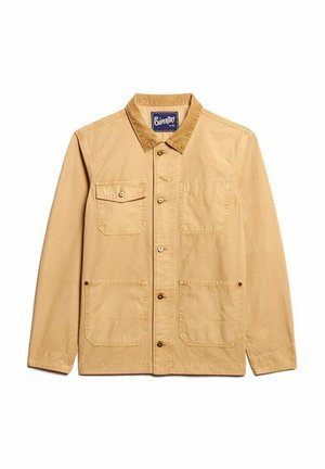 Chaqueta marrón hecha de algodón, con cierre de botones en la parte delantera, dos bolsillos en el pecho y dos bolsillos más grandes en la parte inferior. Tiene cuello con solapa y mangas largas.