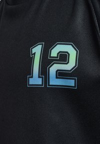 Maillot de sport noir avec le numéro "12" en dégradé de bleu-vert, encadré de blanc, réalisé dans un tissu doux et texturé.