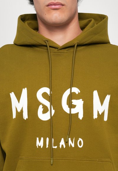Alyvuogių spalvos džemperis su kengūros kišene priekyje, baltu užrašu "MSGM" ir "Milano", su raišteliu reguliuojama kapučino ir tekstūruota medžiaga.