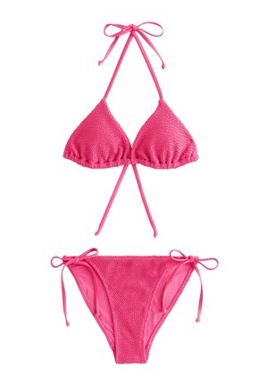 Conjunto de bikini texturizado en rosa brillante con top anudado al cuello tipo halter y parte inferior con lazos laterales, mostrado sobre fondo blanco.