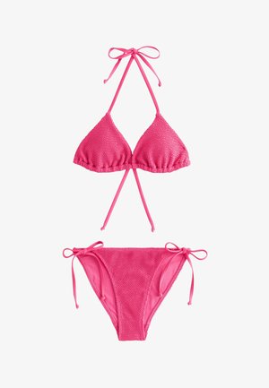 Ensemble bikini rose vif texturé avec haut noué autour du cou et bas noué sur les côtés, présenté sur fond blanc.