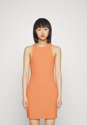 Vestido justo sem mangas laranja, feito de tecido elástico. Apresenta um decote redondo e uma silhueta ajustada, alcançando a meio do coxas.