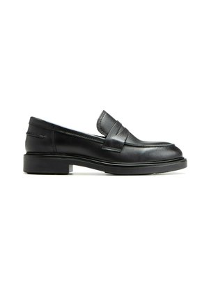 Mocassins en cuir noir avec un bout arrondi, des détails de sangle décoratifs, un petit talon carré et une finition brillante. Coutures latérales visibles.