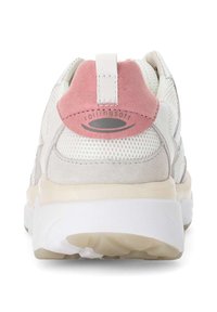 Witte sneaker met een gestructureerde mesh- en suède bovenkant, lichtroze accent op de hiel en een dikke witte zool. Merken zijn zichtbaar op de hiel.