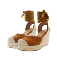 Hnědé semišové wedge sandály s kulatou špičkou, kostkovanými textilními akcenty a textilními pásky kolem kotníků; podpatky obalené jutou pro zvýraznění textury.