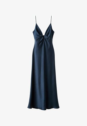 Lungo abito in satin blu navy con sottili spalline a spaghetto e un dettaglio a torsione sul petto, caratterizzato da una silhouette fluida a A.