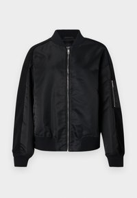 Μαύρο μπουφάν τύπου bomber με σατινέ φινίρισμα, ριμπ μανσέτες και τελείωμα, κλείσιμο με φερμουάρ και λεπτομέρεια πλαϊνής τσέπης. Διαθέτει αντίθετα πάνελ από ύφασμα.